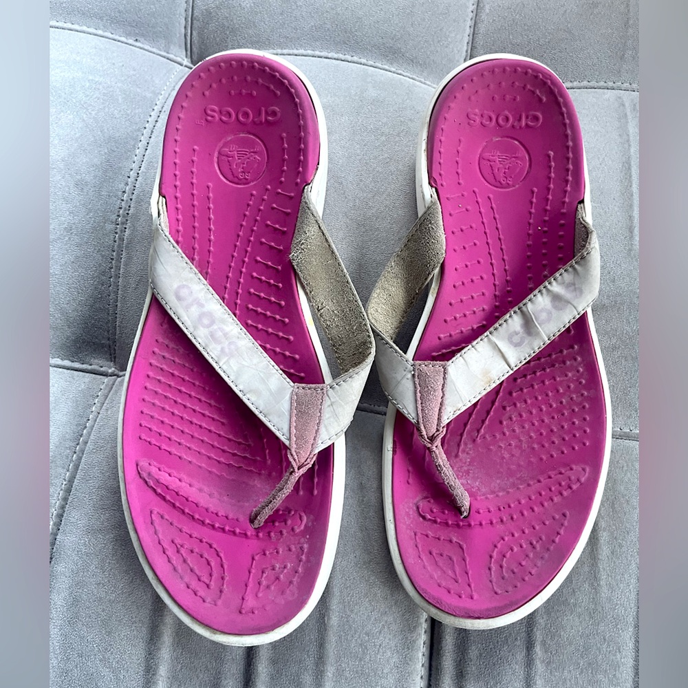 Crocs Women’s Flip Flop Sandals – Size 10 – Pink Footbed with White Straps